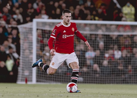 Dalot đá trọn 90 phút với vết rách sâu ở mắt cá