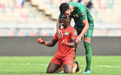 Video: Thủ môn thi đấu quả cảm giúp Sierra Leone cầm hòa ĐKVĐ Algeria