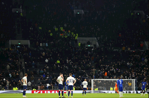 Lần thứ 3 ở mùa giải này trận đấu của Tottenham bị tạm dừng