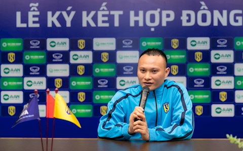 Trọng Hoàng mặc số áo lạ mà quen tại đội bóng mới