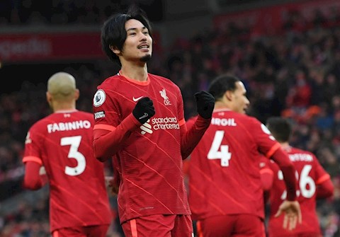 Minamino nhận quà khó tin trong ngày sinh nhật từ sai lầm của hàng thủ Brentford