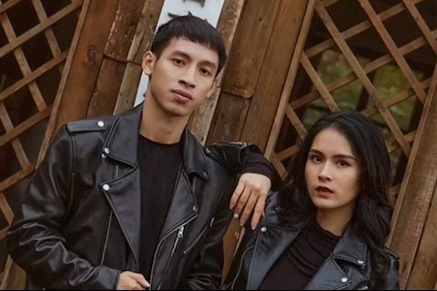 Thủ quân ĐT Việt Nam khoe ảnh siêu ngầu cùng bà xã