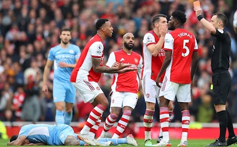 Ferdinand: Tấm thẻ đỏ của Gabriel trước Man City thật sự ngu ngốc