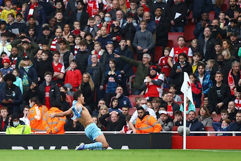 Ăn mừng quá nhiệt, sao Man City bị fan Arsenal ném... giấy vệ sinh