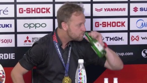 Vô địch AFF Cup 2020, HLV Thái Lan tu rượu trong phòng họp báo