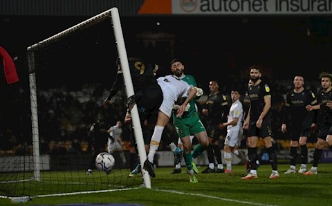 Video: Cầu thủ va chạm méo cả gôn, máy cày hóa người hùng giải cứu