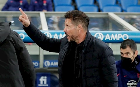 Video: HLV Simeone chửi bới CĐV Sociedad dù bị bao vây