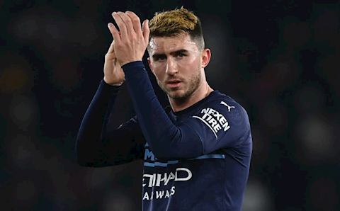 Hậu vệ Man City cà khịa thành tích nghèo nàn của MU