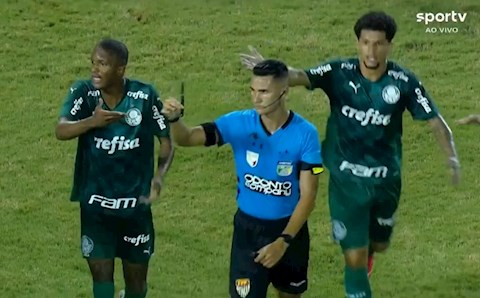 Video: CĐV ném dao về phía cầu thủ ở Brazil