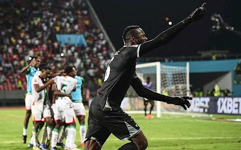 Video: Màn nhào lộn ăn mừng khiến Nani cũng phải bái phục ở CAN