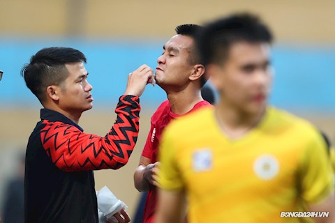 Cầu thủ Hải Phòng bật máu sau pha va chạm bất đắc dĩ