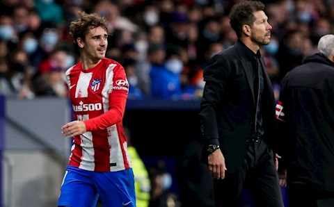 Griezmann đẩy HLV Simeone suýt ngã sấp mặt khi ăn mừng bàn thắng