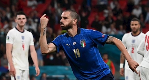 Bonucci chê CĐV Italia không biết suy nghĩ khi chỉ trích đội nhà