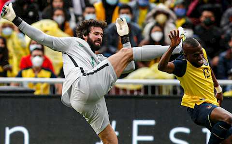 Video: 2 lần VAR cứu Alisson khỏi thẻ đỏ ở trận hòa Ecuador