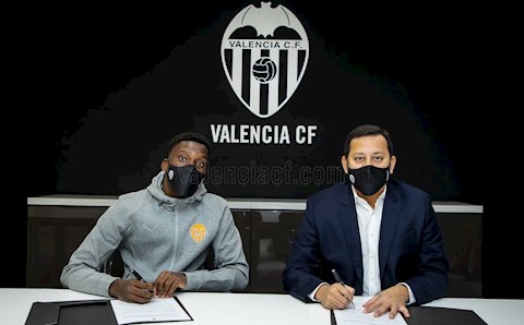 Valencia thu nạp phản đồ của Barca