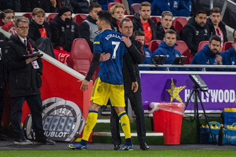 Huyền thoại Arsenal bất ngờ chỉ trích Cristiano Ronaldo