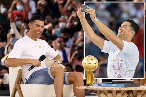 Ronaldo ăn mặc trẻ trung nhận giải thưởng tại Dubai