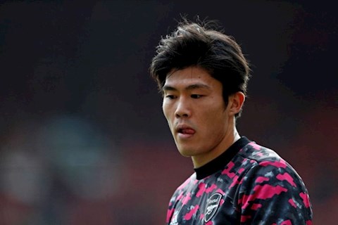 Tomiyasu nhầm lẫn hài hước khi đinh ninh sao Liverpool được dự World Cup 