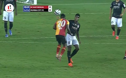 Video: Giả vờ tranh bóng để tung “cú tát trời giáng” vào mặt đối thủ