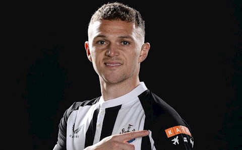 Trippier bị chê cười vì chỉ sai logo Newcastle