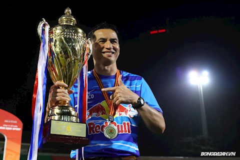 HLV Kiatisuk Senamuang có danh hiệu đầu tiên cùng HAGL