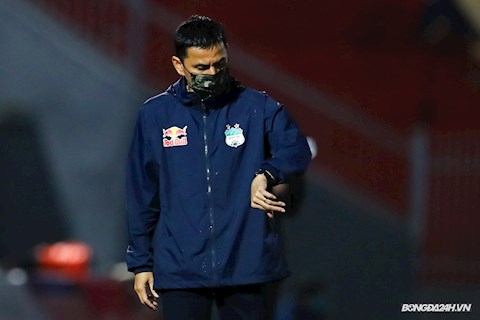 HLV Kiatisuk lo sốt vó khi 4 học trò nhiễm Covid-19