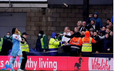 Video: Phản ứng bất ngờ của sao Palace khi bị ném chai nước vào đầu