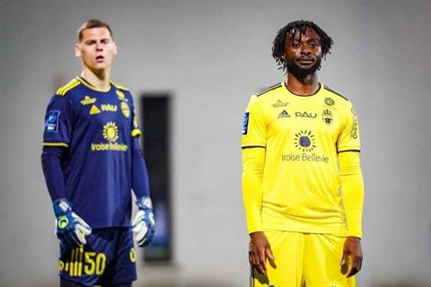 Quang Hải ngồi ngoài suốt trận thua của Pau FC