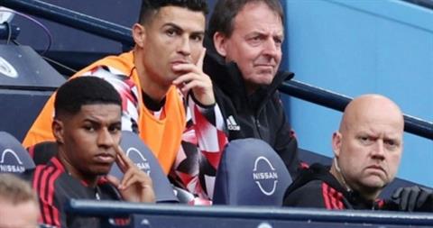 Erik ten Hag bị chỉ trích vì phũ phàng với Ronaldo