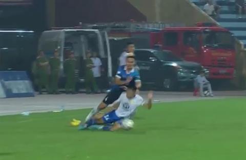 Cầu thủ Nam Định dính thẻ đỏ sau pha vào gầm giày với Hồ Tấn Tài 