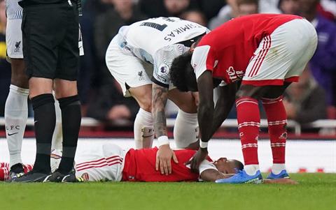 Sao Liverpool hạ đo ván Gabriel Jesus