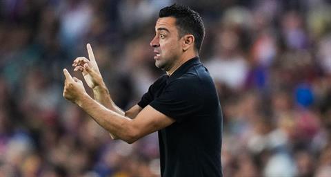 Đòi lại ngôi đầu bảng từ tay Real Madrid, HLV Xavi khen ngợi một cầu thủ?