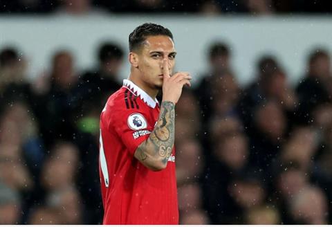 Antony đáp trả Paul Scholes