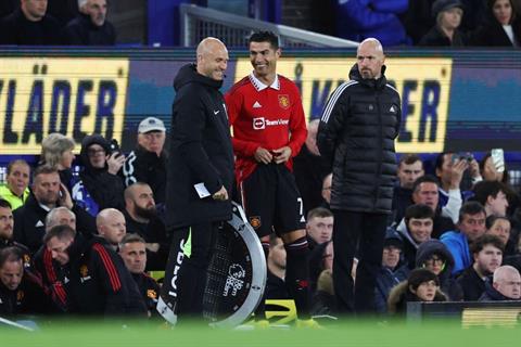 HLV Erik ten Hag chúc mừng Ronaldo sau chiến thắng ngược