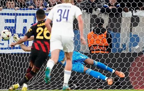 Đội bóng đầu tiên vượt qua vòng bảng Champions League 2022/23