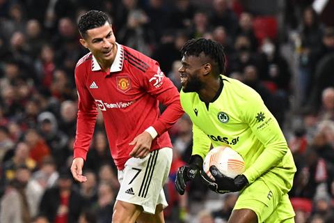 Thủ môn Omonia hạnh phúc dù để thua trước MU