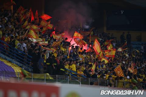 Lại xuất hiện pháo sáng trong trận đấu của CLB Hà Nội vs Nam Định