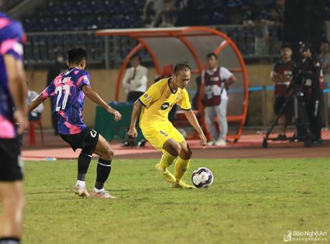 Trọng Hoàng tái xuất trong ngày SLNA để thua bất ngờ trước Sài Gòn FC