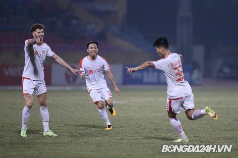 Viettel gieo sầu cho HAGL với siêu phẩm sút xa khó tin của Dương Văn Hào 