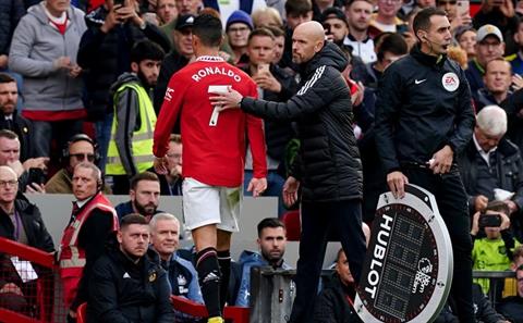 Khoảnh khắc Ronaldo từ chối đề nghị thay người của HLV Ten Hag