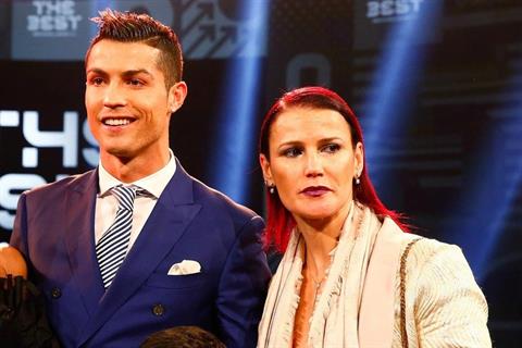 HLV Ten Hag lại bị chị gái Ronaldo chỉ trích