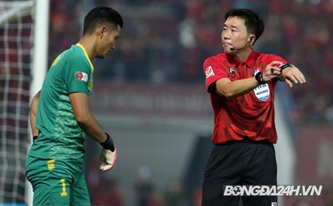 Trọng tài Hàn ngăn cầu thủ Hải Phòng câu giờ