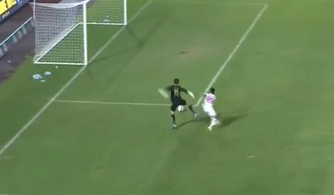 Thủ môn Văn Công mắc lỗi tai hại, biếu không cho Hải Phòng bàn thắng