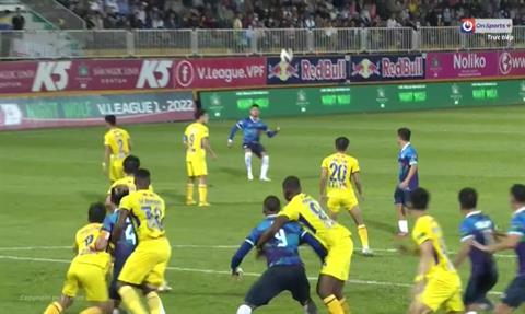 Ngoại binh Bình Định đá phạt đẳng cấp ghi bàn vào lưới CLB HAGL 