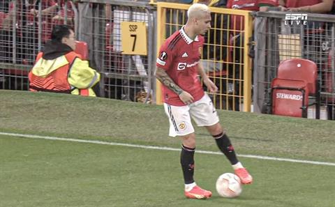 Ten Hag nói gì về trò xoay compa của Antony?