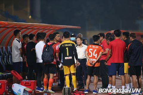 Bầu Hiển xuống sân động viên CLB Đà Nẵng sau trận thua Hà Nội