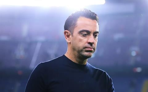 HLV Xavi lo “sốt vó” khi phải đối đầu Ronaldo và Man United