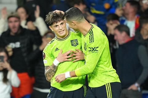 Cristiano Ronaldo giúp sao trẻ Argentina đi vào lịch sử MU