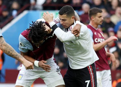 Cristiano Ronaldo vật nhau với trung vệ của Aston Villa