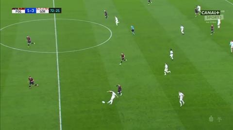 VIDEO: Lukas Podolski lập siêu phẩm ghi bàn từ bên phần sân nhà